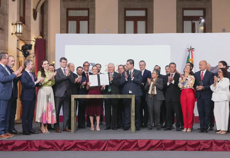 Claudia Sheinbaum firma acuerdo histórico para impulsar el acero mexicano.