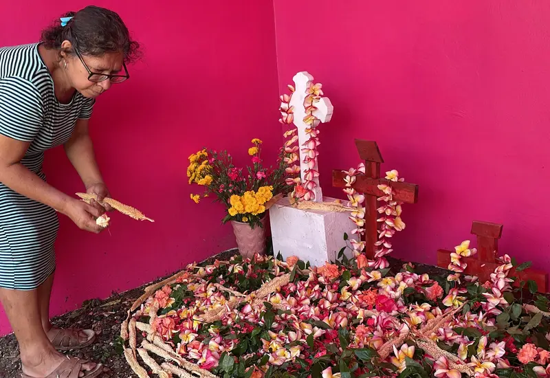 Familias conviven en tumbas con alimentos, flores y música tradicional. 
