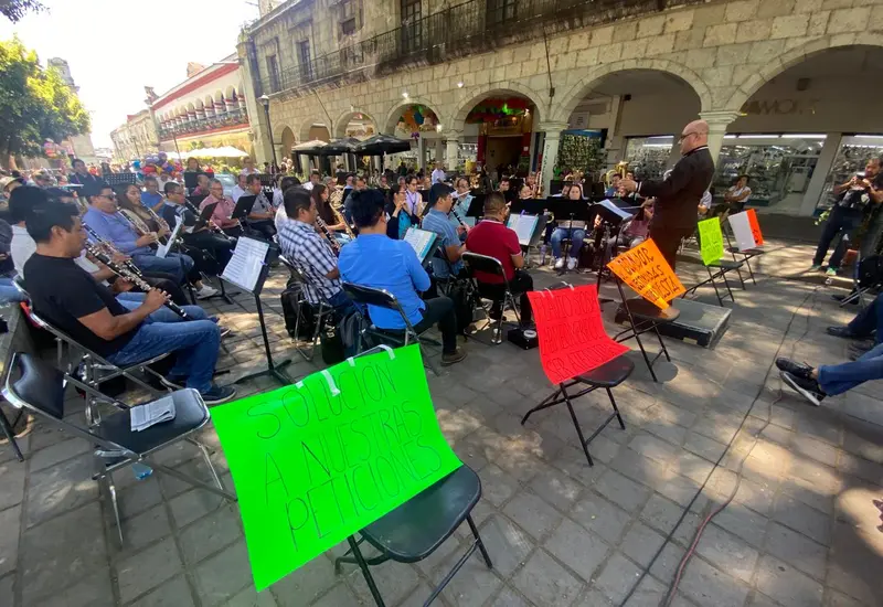 Protesta en el corazón de Oaxaca: músicos exigen justicia salarial. 