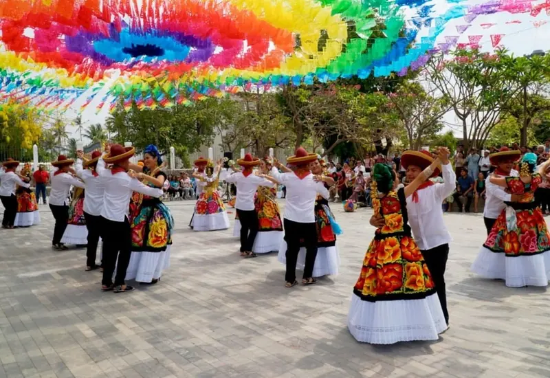 Tradición en juego: delegaciones compiten por llegar a la Guelaguetza.