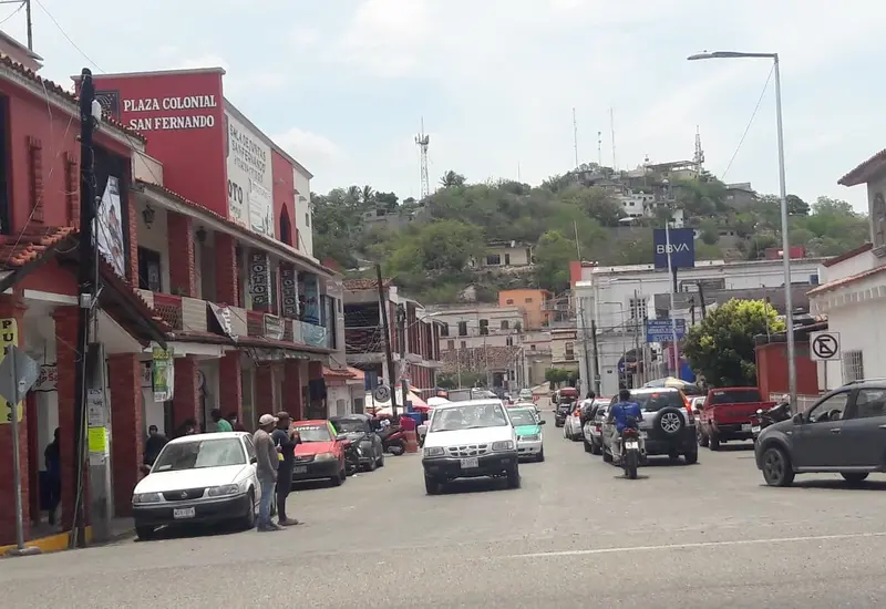 Padres de familia sortearon cierres y tráfico para llegar a tiempo.