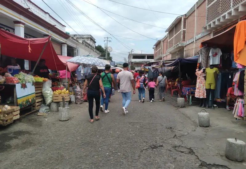 Habitantes denuncian calles dañadas, basura y espacios públicos invadidos.