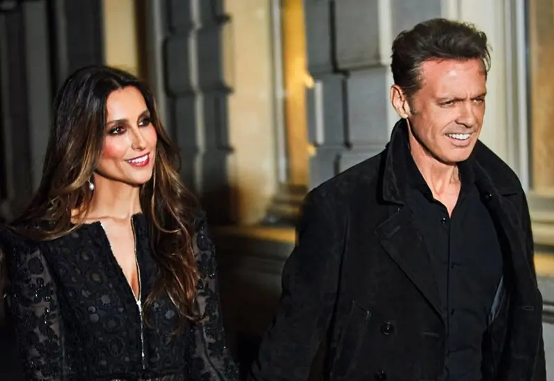 El cantante celebró junto a Paloma Cuevas en París.