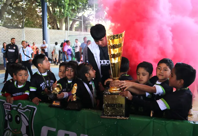 Tras recibir el trofeo, celebraron con emoción.