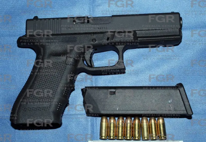 El arma asegurada.