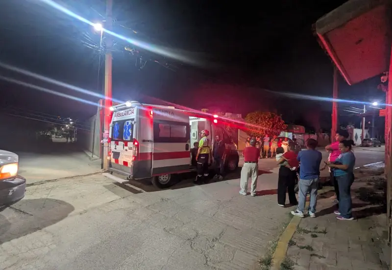 Paramédicos auxiliaron al motociclista.