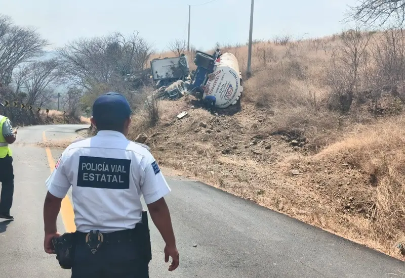 Conductor herido tras volcadura.