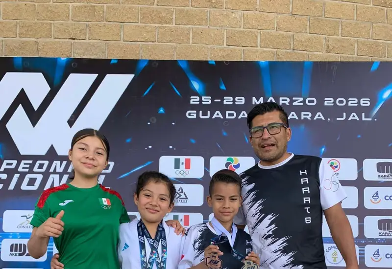 El entrenador Héctor Cruz con los tres medallistas