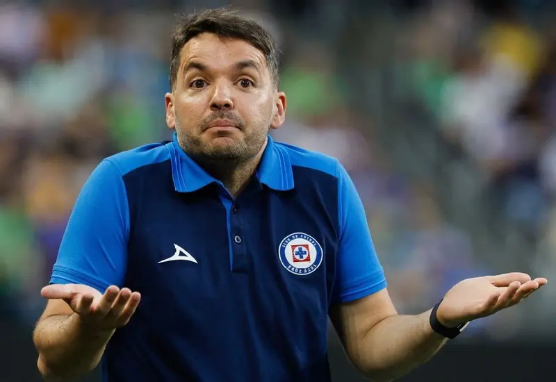 Nicolás Larcamón dejó de ser el director técnico de Cruz Azul
