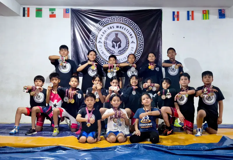 Los luchadores del club Warriors Wrestling de Oaxaca, del estilo grecorromano, con sus medallas nacionales.