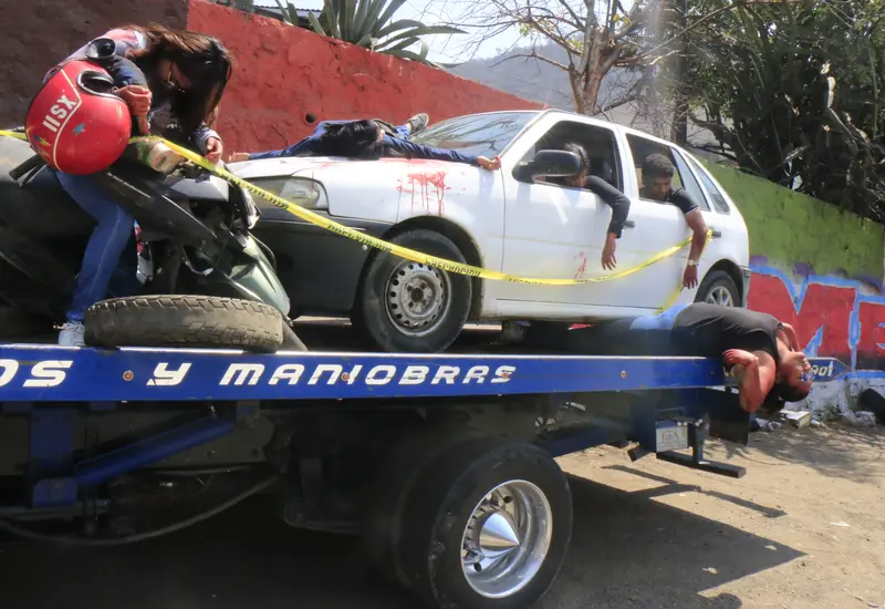 Confusión en el centro de Oaxaca: practicantes de criminología simulan accidente vial.