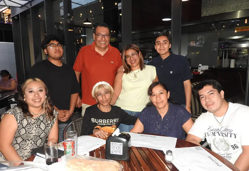 Mayra y Bibi Luna García (sentadas al centro) celebraron sus cumpleaños en compañía de sus seres queridos.