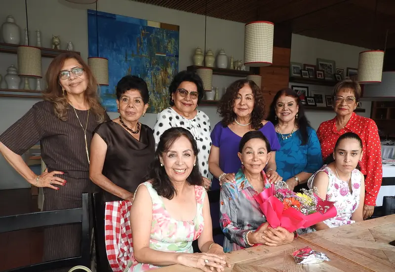Luz Divina Zárate (con flores) celebró un cumpleaños más, rodeada del cariño de sus mejores amigas.