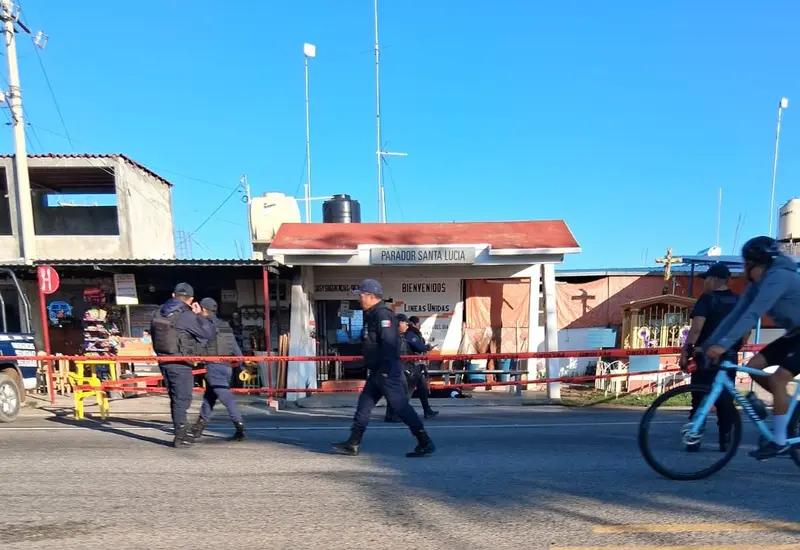 Sicarios irrumpen en terminal y asesinan a trabajador frente a pasajeros.