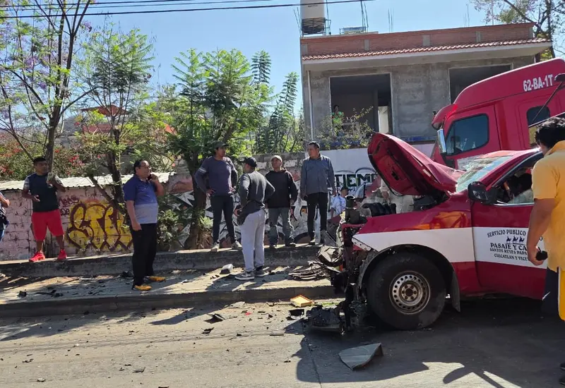 Aparatoso accidente entre tráiler y camioneta deja cuatro lesionados en Oaxaca.