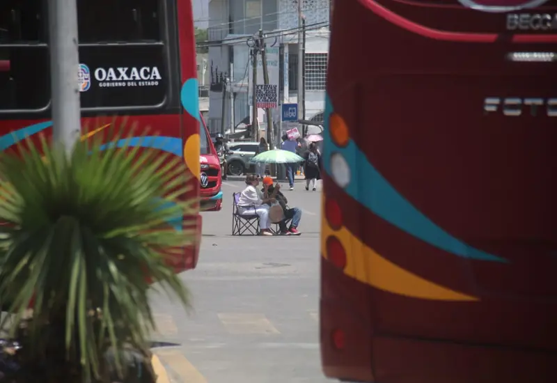 Protesta magisterial colapsa vialidades en Oaxaca de Juárez.