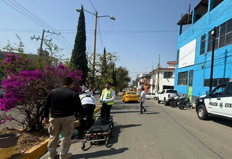 Emergencia en Oaxaca: motociclista arrolla a mujer y causa movilización policiaca.