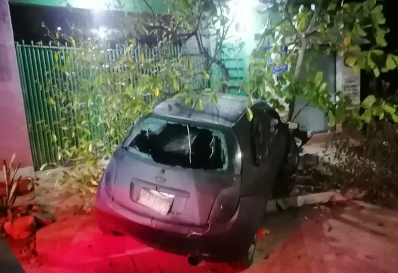 Caos en Pinotepa: auto fuera de control atropella a dos mujeres.