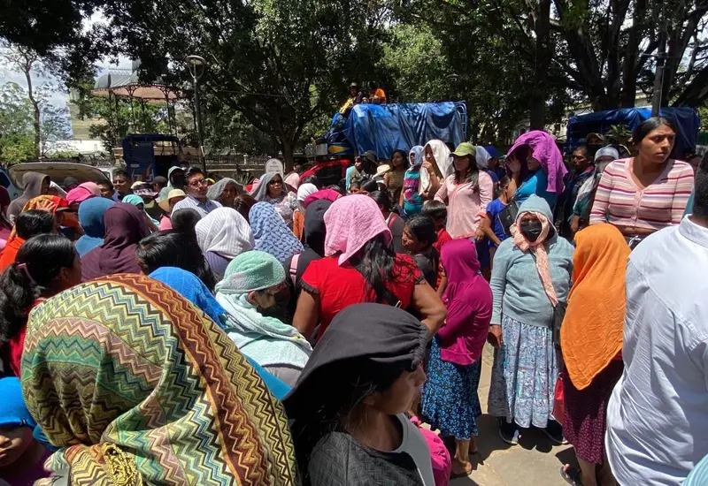 Se rompe el diálogo: pobladores retienen a enviados de Gobierno en Oaxaca.