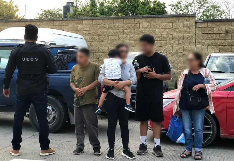 Familia es localizada en hotel tras llamadas de extorsión en carretera 190.