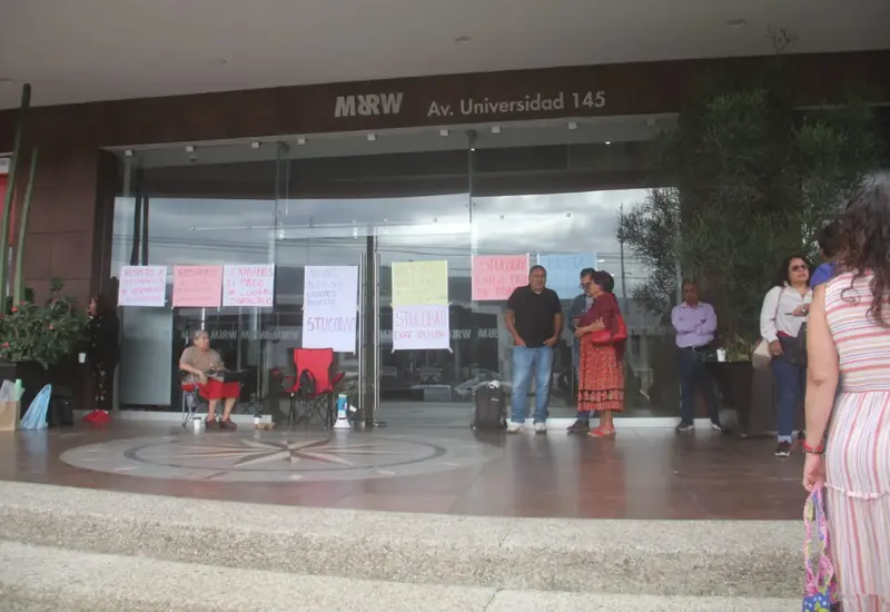 Estalla protesta en el COBAO: 162 empleados exigen pago de bono que sigue sin llegar.