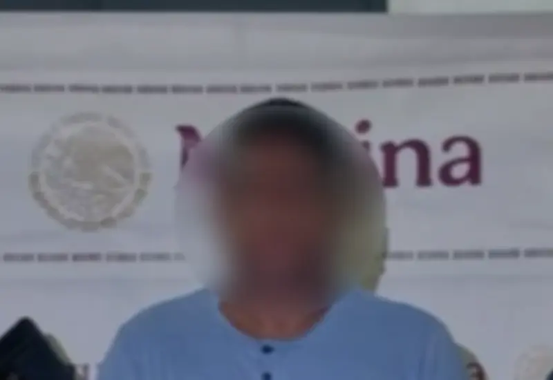 Un presunto distribuidor de drogas, alias 'El Negro', es detenido con más de 400 dosis y armas durante un operativo policiaco en Juchitán.
