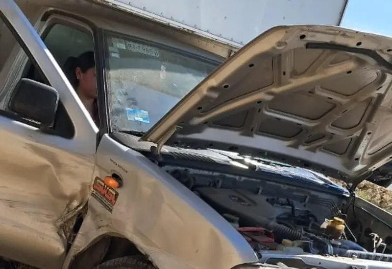 Dos personas fueron valoradas al salirse del camino una camioneta en la carretera a San Lorenzo Cacaotepec, Etla.