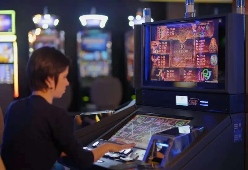 No son las explosiones, es la inercia. ¿Sabías que los juegos usan la gravedad y la fricción para manipular tu conexión con la máquina? El triunfo de lo sutil sobre lo evidente está dando forma a la nueva adicción digital.