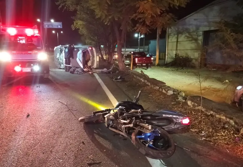 Escena del accidente fatal ocurrido sobre la carretera federal 190, a la altura de Santa María El Tule, que resultó en una persona fallecida.