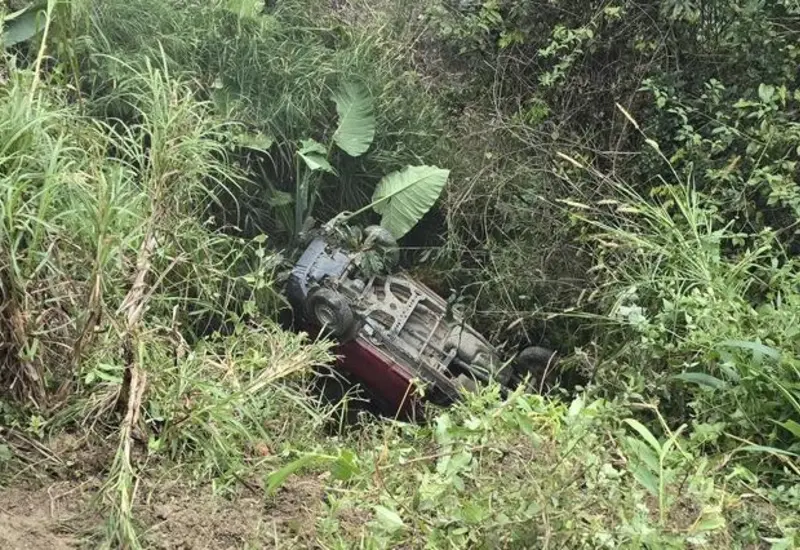 El vehículo accidentado yace en el fondo de un barranco, escena del fatal percance donde murieron un agente municipal y una mujer.