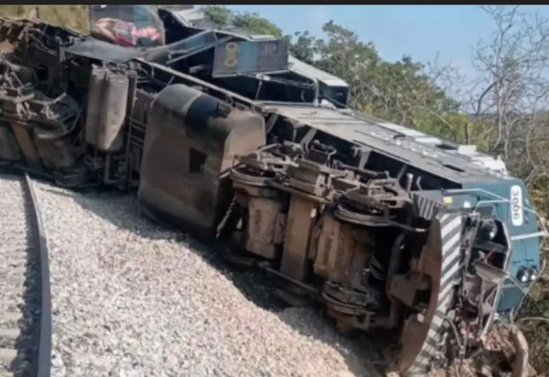 Imagen que conmemora el primer mes del trágico accidente ferroviario, un recordatorio del dolor y la pérdida que dejó el suceso.