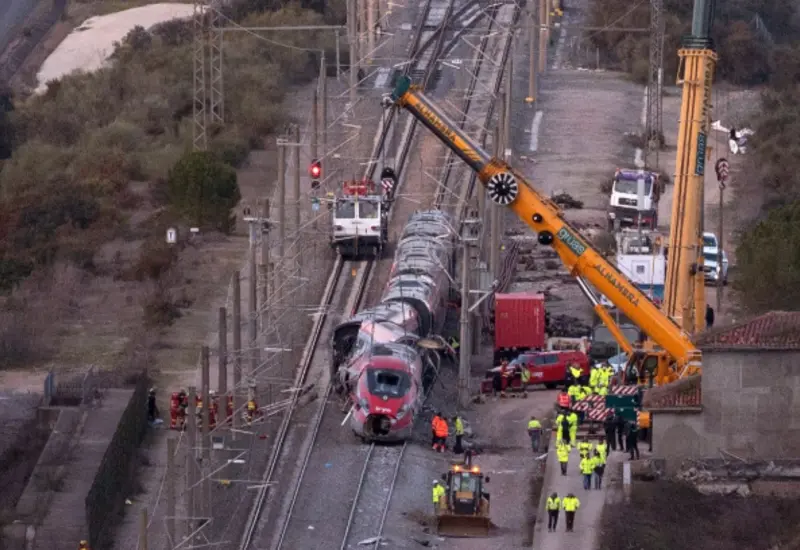 Escena del trágico accidente de tren en la ruta Madrid-Barcelona, que dejó un saldo oficial de 42 personas fallecidas y provocó nuevas limitaciones de velocidad.