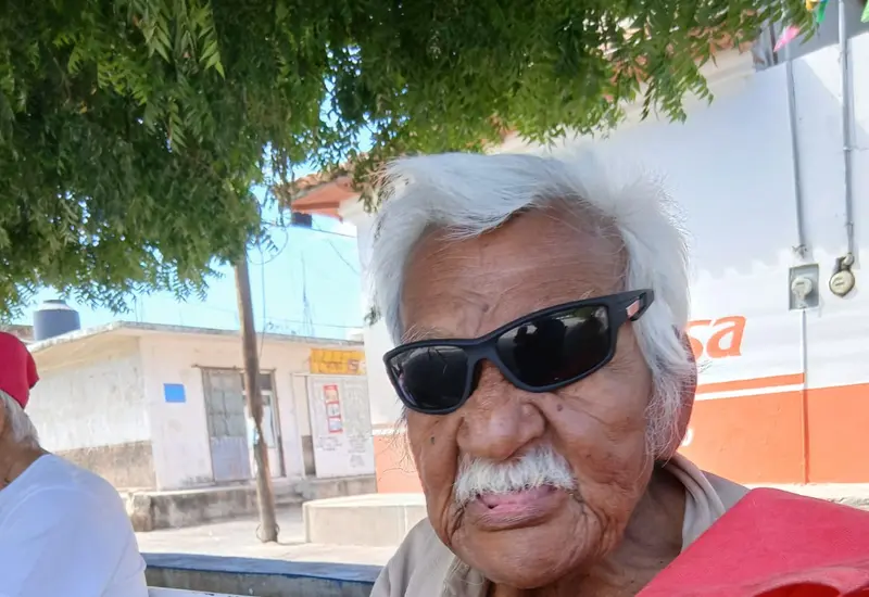 Adelaido Orozco Peña, conocido como 'El Negro Laido', es un músico referente de la región del Istmo, fotografiado a sus 91 años.