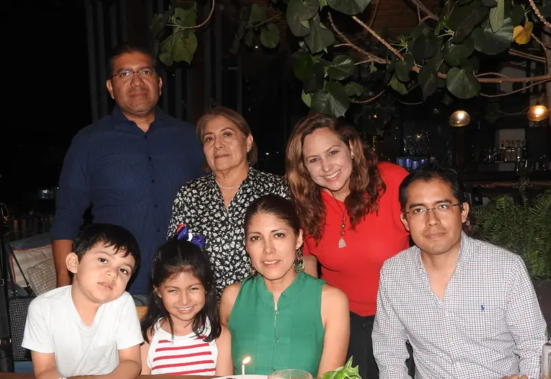 Aidé Niño Jiménez celebra su cumpleaños sonriendo para la foto, acompañada por su mamá Socorro, sus hermanos Édgar y Emanuel, y su cuñada Karen.