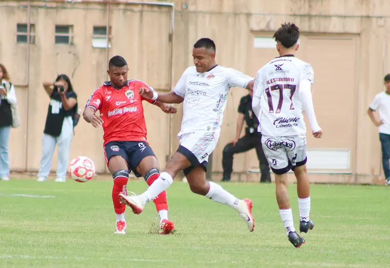 Jugadores del equipo de fútbol Alebrijes en acción durante un partido en casa, donde buscan regresar a la senda del triunfo.