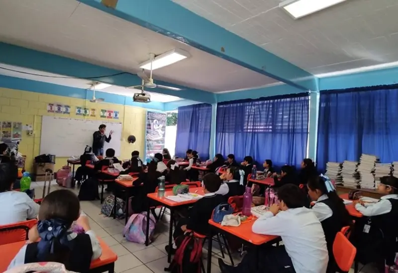 Estudiantes de Oaxaca regresan a clases, marcando el reinicio de la vida escolar para más de 836 mil alumnos en el estado.