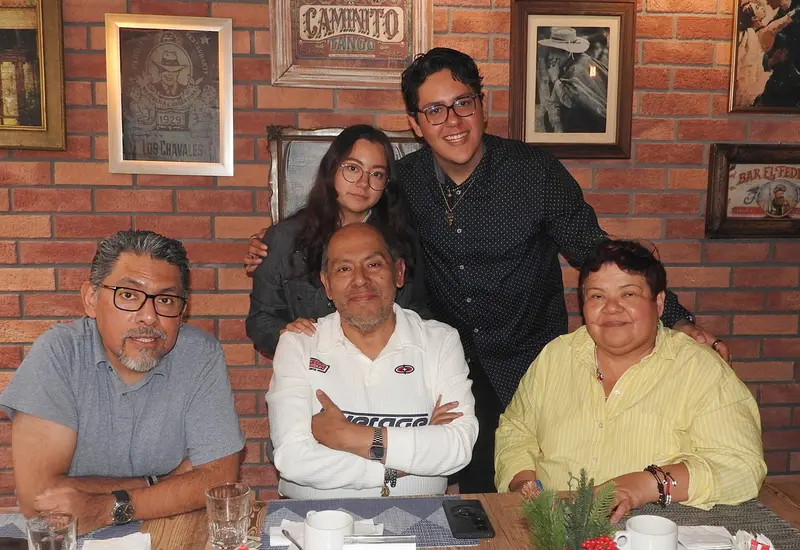Ariel Alejandro Martínez Torres celebra su cumpleaños número 18 rodeado del cariño de Marina Pérez, Benjamín Martínez, Gildardo Olivos y Luna Hernández.