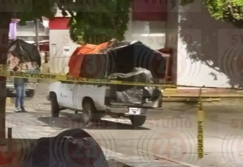 Fotografía que muestra la escena del crimen en el centro de Putla de Guerrero, lugar donde un comerciante fue asesinado.