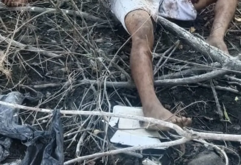 El cuerpo del joven Artemio de Jesús H.S., de 27 años, quien fue asesinado y abandonado debajo de un puente.