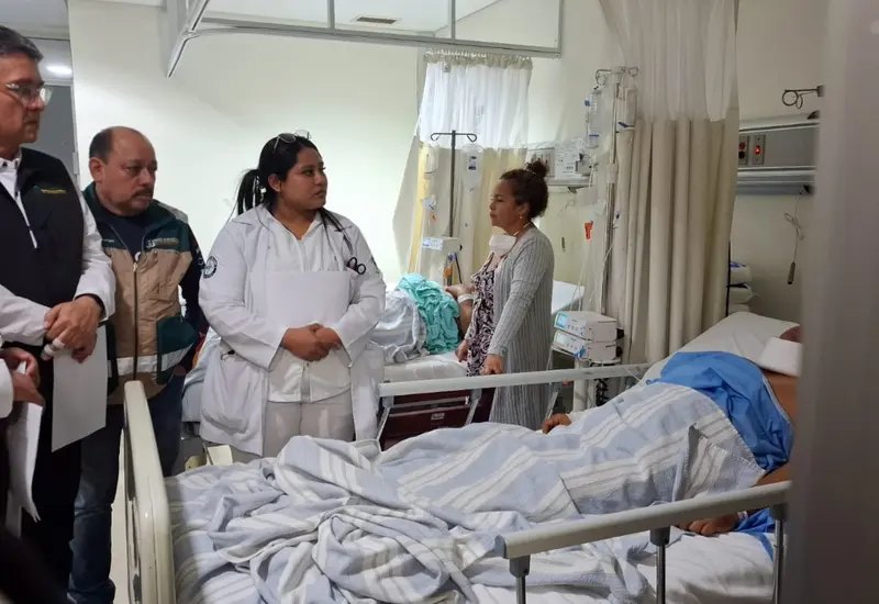 Personal médico brinda primeros auxilios a los pasajeros con heridas leves tras un incidente de tren, según el reporte del IMSS-Bienestar.
