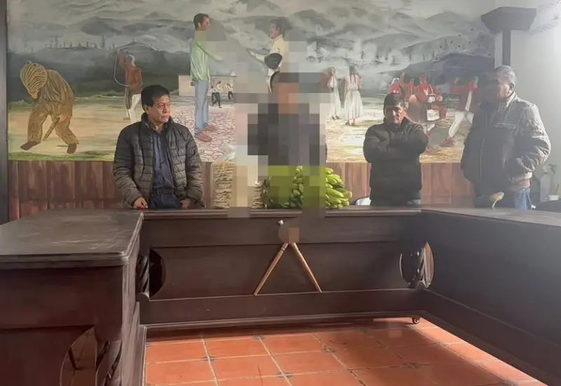 Fotografía que muestra a las exautoridades del municipio de San Juan Juquila Mixes después de ser encarceladas en la región Mixe.