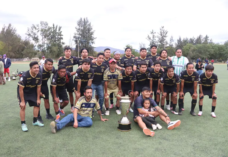 El equipo del Barrio San Jacinto celebra su victoria al coronarse como el flamante campeón del torneo de los barrios para la edición 2025.