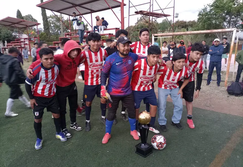 El equipo del Barrio San Sebastián celebra tras ser coronado campeón del primer Torneo de Futbol de los Barrios de Cuilápam.