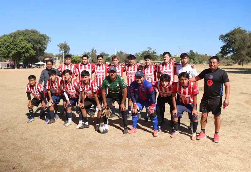 El equipo del Barrio San Sebastián celebra su victoria al coronarse campeón del Torneo de Barrios de Cuilápam de Guerrero.