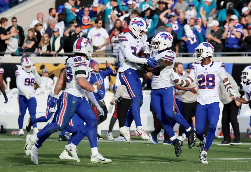 Los jugadores de los Bills de Buffalo celebran en el campo su avance a la ronda divisional tras su victoria sobre Jacksonville.