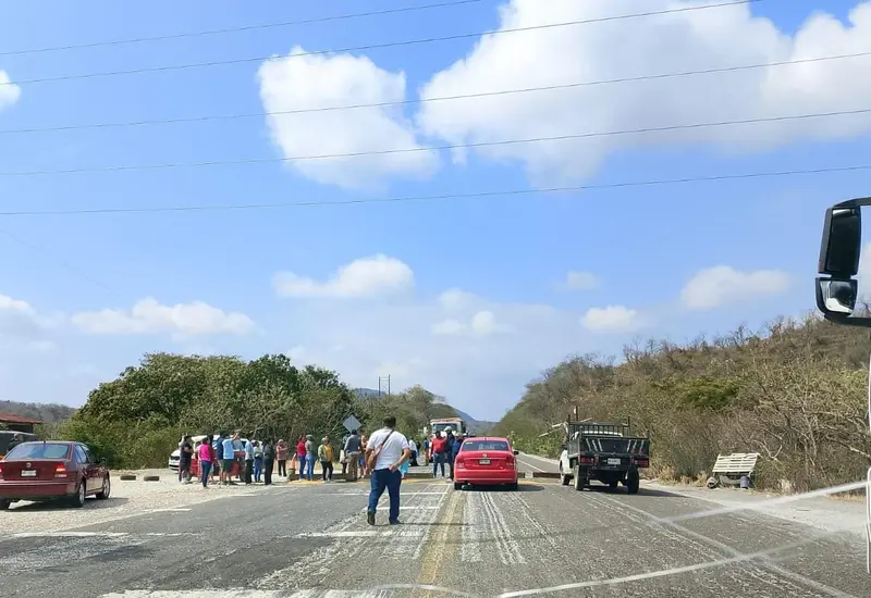 Habitantes de la comunidad de Mazahua realizan un bloqueo carretero sobre la vía Transístmica para protestar por la falta de suministro eléctrico.