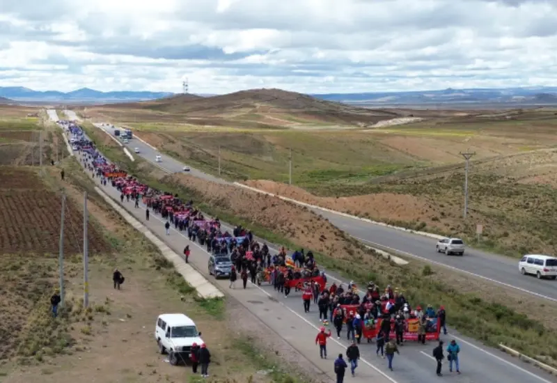 Vista de uno de los 30 puntos de bloqueo en una ruta troncal, implementado por sindicatos en protesta contra medidas económicas.