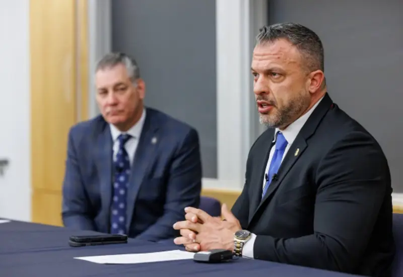 Brian O'Hara, jefe de la policía de Mineápolis, retratado en medio de la creciente tensión política que vive la ciudad tras un asesinato.