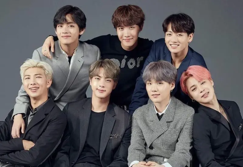 El grupo de K-pop BTS durante una presentación en vivo en México, generando euforia entre sus miles de fans conocidos como ARMY.