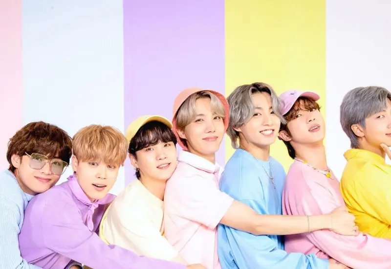 La popular banda surcoreana de K-pop BTS en una foto grupal promocional, anunciando su esperado regreso a los escenarios con un concierto en CDMX.
